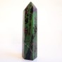 zoisyt z rubinem obelisk.jpg