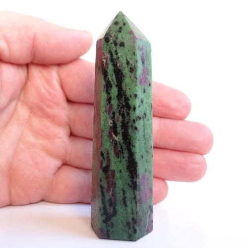 zoisyt z rubinem obelisk z kamienia.jpg