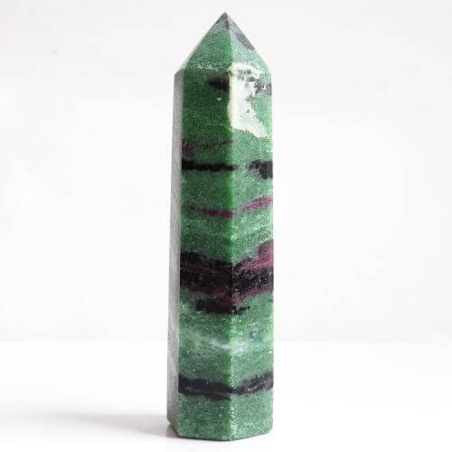 zoisyt z rubinem obelisk.jpg