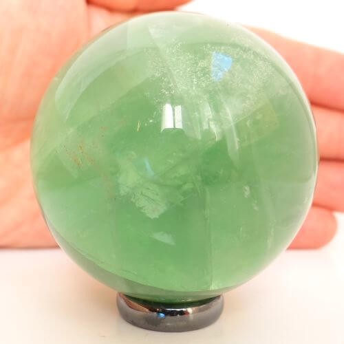 kula z kamienia fluoryt.jpg