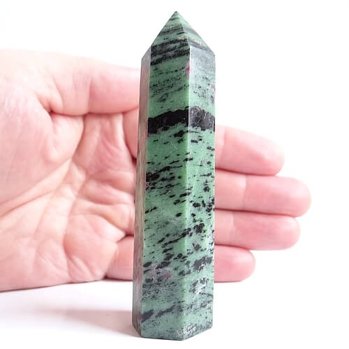 zoisyt z rubinami obelisk.jpg