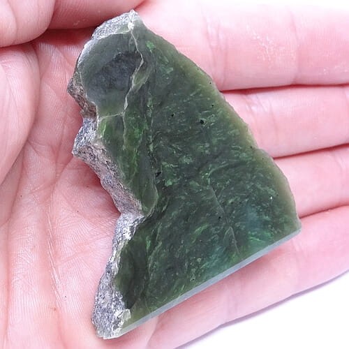 naturalny oszlifowany nefryt.jpg