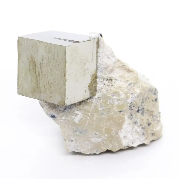 piryt kryształ na skale.webp