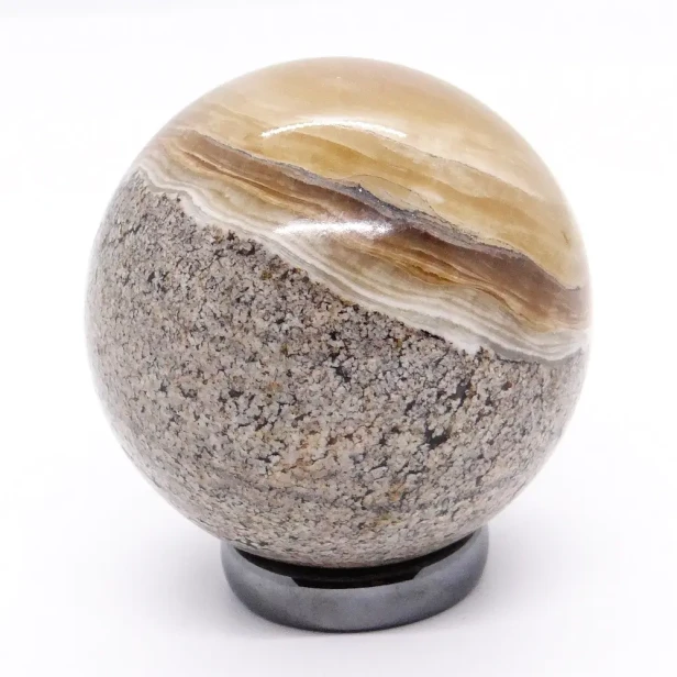 kalcyt z marmurem z Polski kula.webp