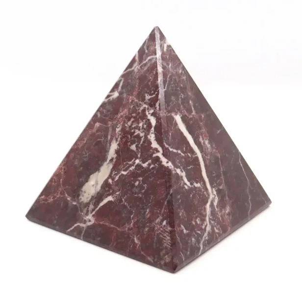 piramida z kamienia.webp