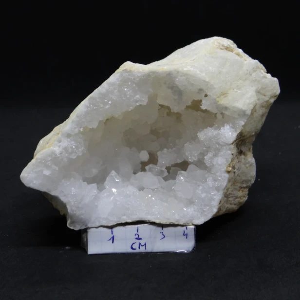 naturalna geoda kwarcowa.webp