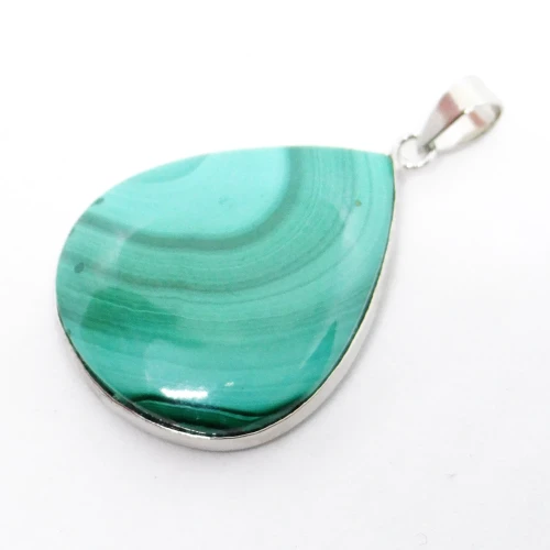 malachit wisiorek z kamieniem.webp