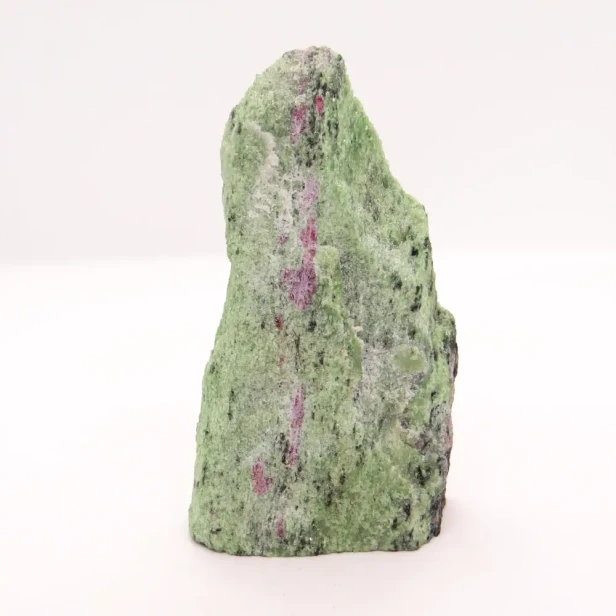 naturalny zoisyt z rubinami.webp