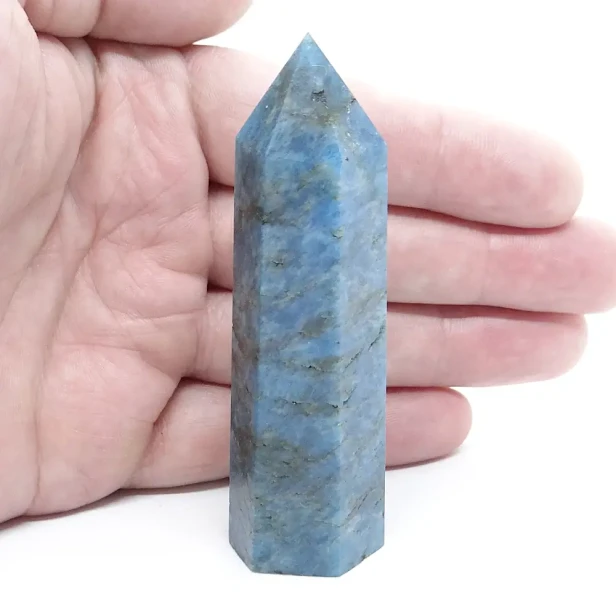 niebieski apatyt obelisk.webp