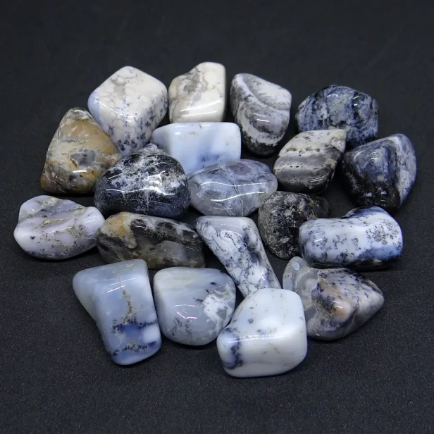 opal dendrytowy oszlifowana bryłka.webp