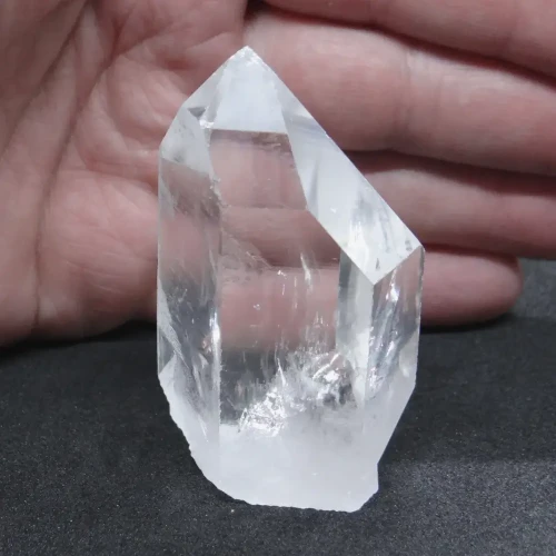 naturalny stojący kryształ górski.webp