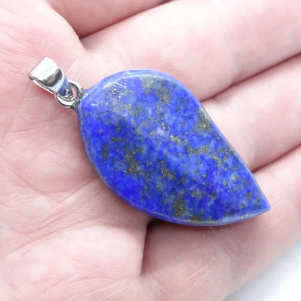 wisiorek z lapisu lazuli.webp